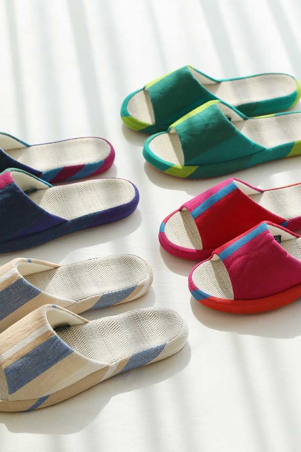 [오리고] 린넨 층간소음 쿠션 실내화는 린넨 소재로 제작되어 흡습성과 통기성이 뛰어나 쾌적한 착용감을 제공합니다. 오픈토 디자인으로 편안함을 더하며, 층간소음을 방지하는 쿠션감으로 실내에서도 안심하고 사용할 수 있습니다. 집콕룩, 동네 마실룩, 리조트룩 등 다양한 TPO에 어울리는 미니멀, 캐주얼 스타일의 실내화입니다. 그린, 라임 두 가지 컬러와 2가지 사이즈로 제공됩니다. 사계절 내내 활용 가능한 실용적인 아이템입니다.
