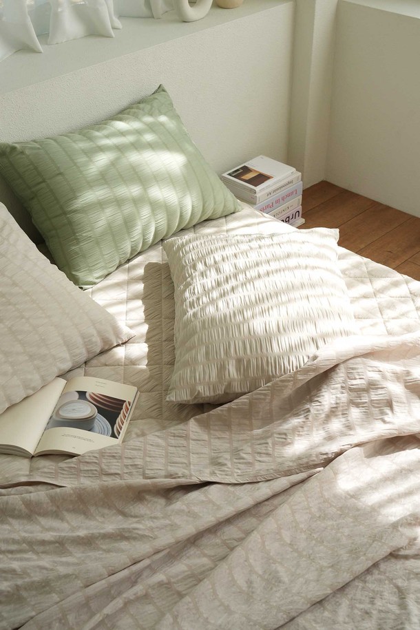 [오리고] 샤르르 시어서커 여름 홑이불은 SS(싱글 사이즈)와 Q(퀸 사이즈)로 만나볼 수 있는 5가지 다채로운 컬러의 여름 홑이불 단품입니다. 시어서커 특유의 입체적인 조직감과 보송보송한 촉감으로 피부에 달라붙지 않아 쾌적한 여름밤을 선사합니다. 폴리에스터 소재로 제작되어 구김이 적고, 통기성과 속건성이 뛰어나며, 얇은 두께로 제작되어 캠핑이나 피크닉 등 다양한 용도로 활용 가능합니다. SS사이즈는 이불 1장, 베개커버 1장, 패드(선택)로, Q사이즈는 이불 1장, 베개커버 2장, 패드(선택)로 구성되어 있습니다. 사계절 사용이 가능하며, 베이지, 그린, 차콜 그레이, 화이트, 라벤더 퍼플의 세련된 컬러 옵션을 제공합니다.
