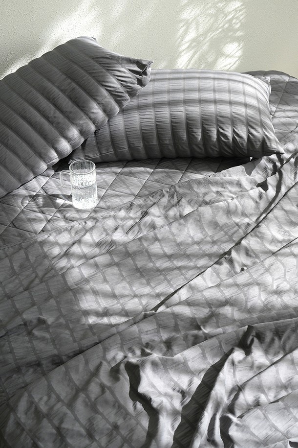 [오리고] 샤르르 시어서커 여름 홑이불은 시원한 여름을 위한 필수 아이템입니다. 얇고 통기성이 뛰어난 폴리에스터 소재의 이불로, 입체감 있는 시어서커 패턴이 특징입니다. 피부에 달라붙지 않아 쾌적한 사용감을 선사하며, 베이지, 그린, 차콜 그레이, 화이트, 라벤더 퍼플의 5가지 다채로운 컬러로 구성되어 있습니다. SS 사이즈의 이불 단품으로, 침실에 시원함과 스타일을 더해줍니다. 여름철 침실에서의 편안한 휴식을 경험해 보세요.
