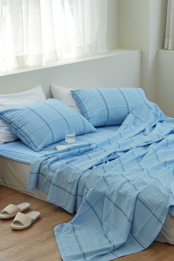 [오리고] 자연이 주는 시원함, 면 시어서커 여름 홑이불 - SS 이불베개 세트는 자연 냉감 소재의 면 100%로 제작되어 부드러운 촉감과 뛰어난 흡습 기능으로 쾌적한 여름 침실 환경을 제공합니다. 수제 직조 원단과 안전한 염료 사용을 통해 제작되었으며, 포름알데히드, 중금속, 농약, 아조염료 걱정 없이 안심하고 사용할 수 있습니다. 블루 컬러의 체크 및 시어서커 패턴 디자인으로 시원하고 산뜻한 침실 분위기를 연출합니다.
