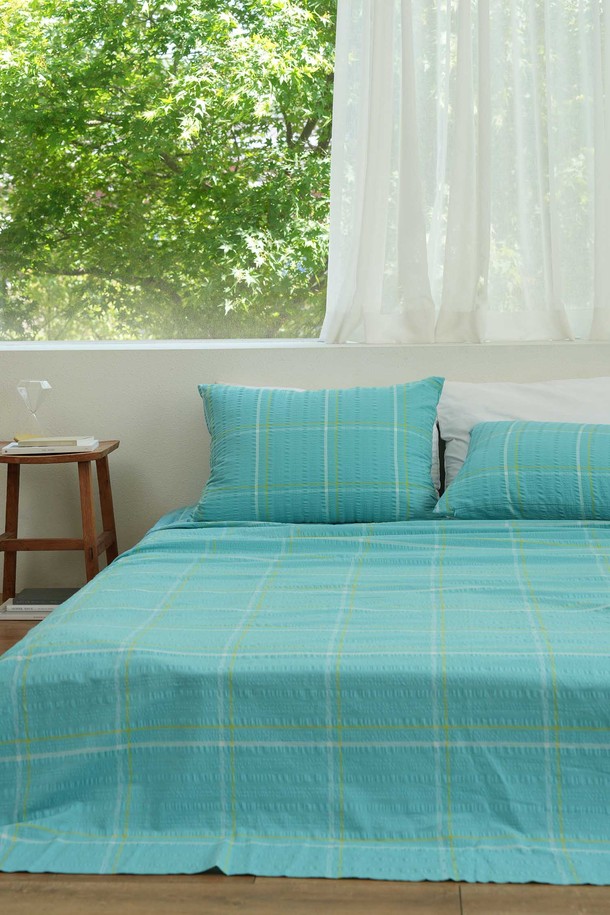 [오리고] 자연이 주는 시원함, 면 시어서커 여름 홑이불은 얇고 통기성이 뛰어난 면 소재로 제작되어 여름철에도 쾌적한 잠자리를 제공합니다. 시어서커 특유의 올록볼록한 표면은 피부에 달라붙지 않아 땀이 많은 날에도 산뜻한 사용감을 선사하며, 민트, 화이트, 그레이 3가지 시원한 컬러로 출시되어 침실 분위기를 더욱 아늑하게 연출합니다. Oekotex Standard 100 인증을 받은 안전한 제품으로 Q 사이즈 이불 단품으로 만나보세요.
