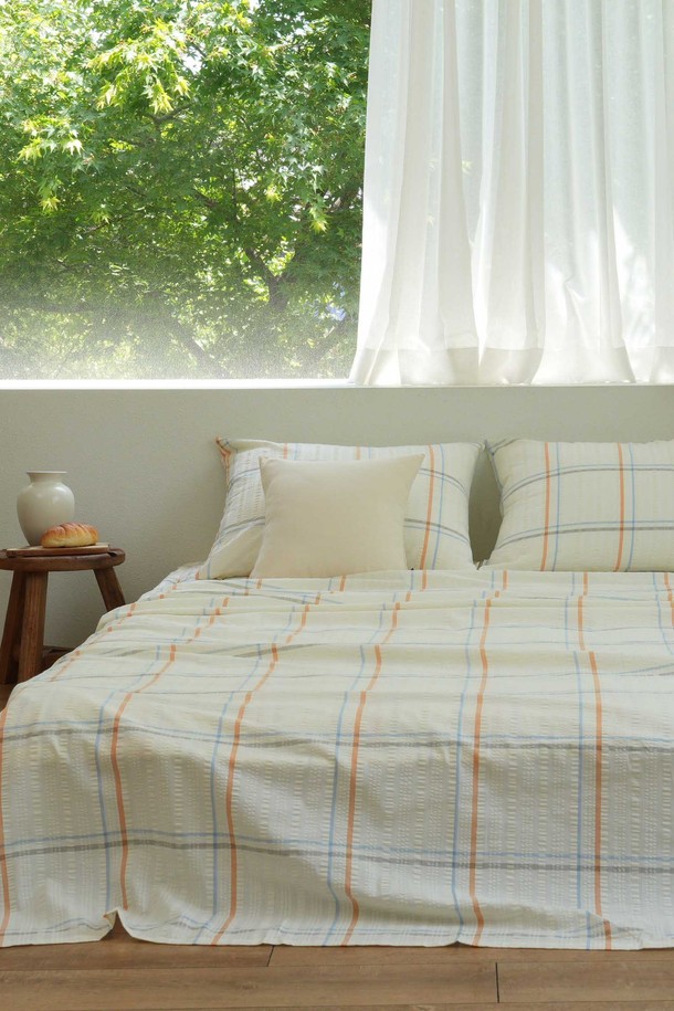 [오리고] 자연이 주는 시원함, 면 시어서커 여름 홑이불 SS 이불단품은 민트, 아이보리, 블루 3가지 색상으로 출시되어 시원한 여름 침실을 연출합니다. 면과 폴리에스테르 혼방의 시어서커 원단은 입체적인 구조로 제작되어 피부에 달라붙지 않아 쾌적하며, 뛰어난 통기성과 냉감 기능으로 시원함을 선사합니다. 가볍고 얇은 두께로 제작되어 여름철 쾌적한 수면 환경을 제공하며, 쿨패드 바인딩 처리로 마감하여 완성도를 높였습니다.
