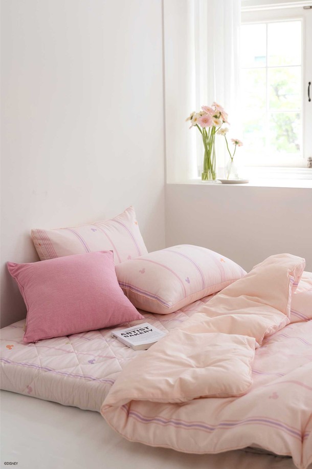 오리고 디즈니 미키 토퍼 매트리스 SS 2 color는 8cm 두께로 제작된 토퍼 매트리스입니다. 면모달, 폴리에스터, 폴리우레탄 소재를 사용하여 부드러운 쿠션감을 제공하며, 열가소성 폴리우레탄 방수 코팅으로 물로부터 보호합니다. 디즈니 미키 정품 디자인과 캐릭터 패턴으로 귀여움을 더했으며, 지퍼형 분리 커버와 솜누빔 킬팅 커버로 실용성을 높였습니다. 한국의류시험연구원 라돈 검사를 완료하여 안전성을 확보했으며, 라돈 수치는 17.5 베크렐/세제곱미터입니다. SS(110 x 200 x 8 cm) 사이즈로 수면 및 낮잠 용도로 적합하며, 리시안서스핑크, 하프실크베이지 두 가지 색상 중 선택 가능합니다.