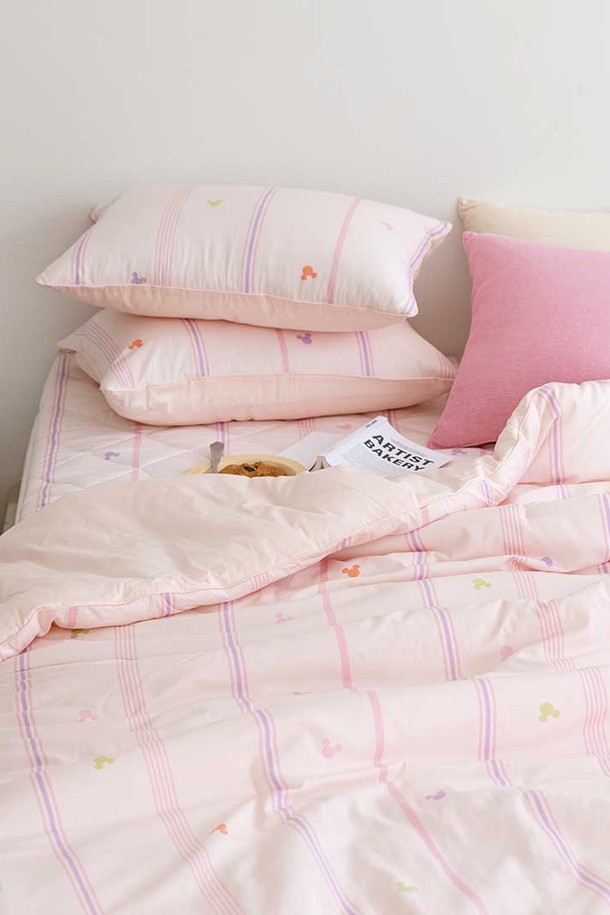 오리고 디즈니 미키 면모달 슬림 차렵이불 단품 SS는 부드러운 모달과 면 소재로 제작되어 포근한 촉감을 선사하며, 사계절 내내 사용할 수 있습니다. 리시안서스 핑크와 하프쌀 베이지 두 가지 색상으로 출시되었으며, 디즈니 미키 캐릭터 패턴으로 디자인되어 사랑스러운 분위기를 연출합니다. 6온스 두께로 제작되어 통기성과 흡습성이 뛰어나며, 정전기 방지 기능과 먼지가 적은 충전재 사용으로 쾌적하게 사용할 수 있습니다.
