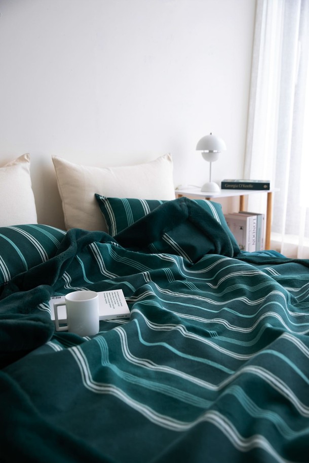 [오리고] 벨보아 블랭킷 오가닉코튼 L 필더포레스트는 포레스트 그린, 민트, 화이트 색상으로 제공되는 부드러운 블랭킷입니다. GOTS 인증 오가닉 코튼과 13mm 프리미엄 벨보아 원단을 사용하여 뛰어난 촉감과 보온성을 자랑하며, 침구용 또는 소파용으로 활용하기 좋습니다. 가을, 겨울철에 적합하며, 두꺼운 두께감으로 방한 능력이 우수합니다. 스트라이프 패턴과 내추럴한 스타일로 디자인되어 섬유 탈락을 최소화하여 쾌적하게 사용할 수 있습니다.
