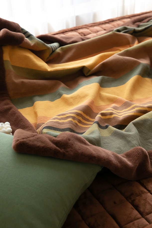 [오리고] 벨보아 블랭킷 오가닉코튼 L 유로피안로빈은 부드러운 촉감과 포근한 보온성을 자랑하는 블랭킷입니다. 앞면은 100% 오가닉코튼으로 수작업 직조하여 섬세하고, 뒷면은 13mm 프리미엄 벨보아 극세사로 제작되어 뛰어난 포근함을 선사합니다. L 사이즈로 넉넉하게 사용할 수 있으며, 멀티컬러, 오렌지, 브라운, 옐로우, 그린 등 다채로운 색상으로 구성되어 있습니다. GOTS 및 Oeko-tex Standard 100 인증을 받아 안심하고 사용할 수 있으며 13mm 파일 두께, 사각 접이식 마감, 자연스러운 색상 변화, 낮은 보풀 발생 등의 특징을 갖고 있습니다. 사계절 내내 쾌적하게 사용할 수 있는 데일리 블랭킷입니다.
