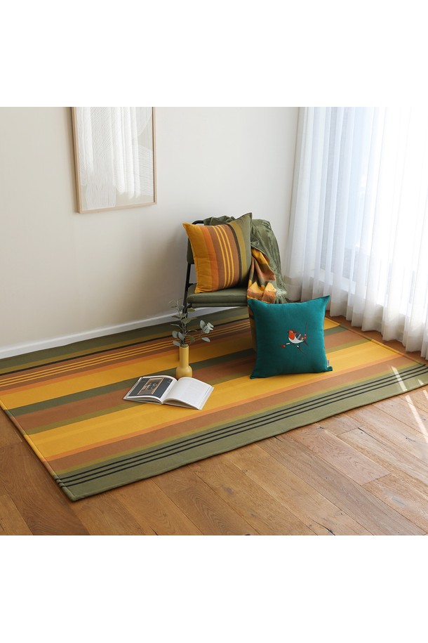 [오리고] 카페트 오가닉코튼 유로피안로빈 S (125x210cm)는 부드러운 촉감과 두꺼운 두께를 자랑하는 친환경 카페트입니다. 오렌지, 브라운, 옐로우, 그린 4가지 색상과 유로피안 로빈, 스트라이프 패턴이 빈티지한 분위기를 연출합니다. GOTS 인증을 받은 오가닉코튼 소재로 제작되어 정전기 방지, 항알레르기 기능까지 갖췄습니다. 수작업으로 제작되어 4중 구조로 튼튼하며 롤업 엣지 마감과 프리미엄 쿠션감으로 완성도를 높였습니다. 거실, 침실, 주방 등 다양한 공간에서 사계절 내내 사용할 수 있습니다.
