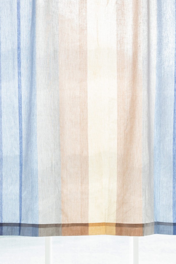 작은 창문에 산뜻함을 더하는 "작은창커튼 20수 썬키스드워터"입니다. 20수 면 원단을 사용하여 부드러운 촉감을 선사하며, 은은하게 햇빛을 가려 자외선 차단 효과를 제공합니다. 오렌지와 블루, 두 가지 투톤 컬러 조합으로 어떤 공간에도 모던한 분위기를 연출합니다. 작은 창문 전용으로 제작되어 좁은 공간에도 부담 없이 설치할 수 있습니다. 실내 장식을 위한 포인트 아이템으로, 공간에 활력을 불어넣어 보세요.
