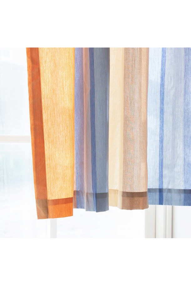 작은 창문에 산뜻함을 더해줄 "작은창커튼 20수 썬키스드워터"입니다. 부드러운 면 소재로 제작되어 은은한 촉감을 선사하며, 얇은 두께로 답답함 없이 햇빛을 부드럽게 걸러줍니다. 오렌지와 블루 컬러의 투톤 디자인으로, 공간에 활력을 더하고 미니멀하면서도 베이직한 분위기를 연출합니다. 20수 원단을 사용하여 튼튼하며, 자외선 차단 기능으로 실내를 보호합니다. 작은 창문용으로 디자인되어 아늑하고 편안한 공간을 만들어 보세요.
