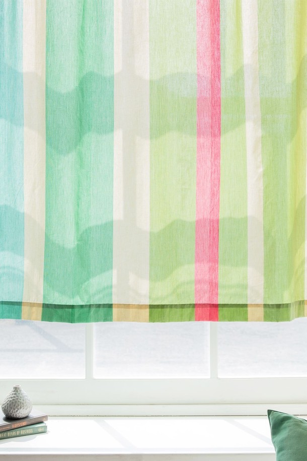 "작은창커튼 20수 선샤인리브즈"는 얇은 두께감의 작은 창문용 커튼입니다. 면 소재의 20수 원단을 사용하여 부드러운 질감을 선사하며, 햇빛을 은은하게 조절해 줍니다. 민트, 그린, 핑크 등 산뜻한 멀티컬러 디자인으로 다양한 인테리어에 잘 어울립니다. 무지 패턴으로 깔끔하고 모던한 분위기를 연출하며, 일상 공간에 편안함을 더합니다. 창문에 간편하게 설치하여 공간의 분위기를 변화시켜 보세요.
