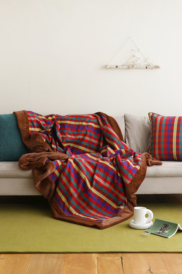 벨보아 수제면 블랭킷 L 초코레드는 부드러운 촉감과 따뜻함을 선사하는 두꺼운 두께의 블랭킷입니다. 초코, 레드, 멀티 색상으로 구성되어 있으며, 클래식한 체크 패턴 디자인으로 제작되었습니다. 넉넉한 L 사이즈로 제작되어 일상생활에서 넉넉하게 사용하실 수 있습니다. 벨보아 원단을 사용하여 포근함을 더했으며, 숙련된 장인의 손길로 제작된 수제 블랭킷입니다. 보온 기능으로 쌀쌀한 날씨에도 따뜻하게 몸을 감쌀 수 있습니다.
