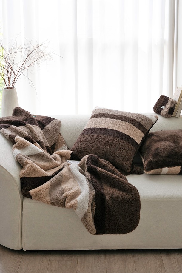 [오리고] 플리스 블랭킷 M 125*175는 부드러운 플리스 소재로 제작되어 포근한 사용감을 선사합니다. 베이지, 브라운, 화이트 세 가지 색상으로 출시되어 취향에 맞는 색상을 선택할 수 있습니다. 스트라이프 패턴이 적용되어 심플하면서도 세련된 디자인을 자랑하며, 두꺼운 두께로 보온성을 높였습니다. 125*175 사이즈로 침구로 사용하기에 적합하며, 편안한 휴식을 취할 수 있도록 돕습니다.
