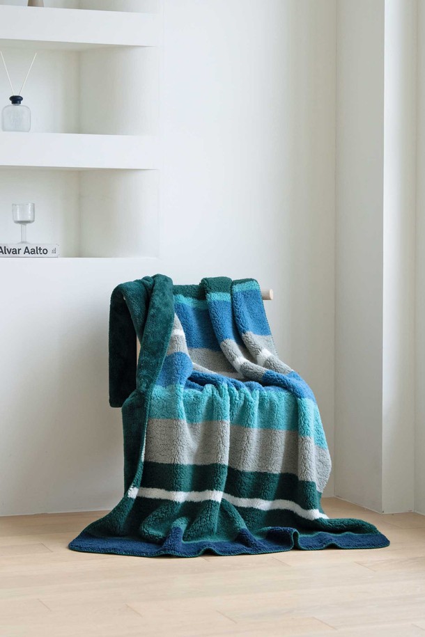 [오리고] 플리스 블랭킷 M 125*175는 부드러운 플리스 소재로 제작되어 포근한 보온성을 제공하는 블랭킷입니다. 그린, 블루, 그레이, 화이트 4가지 색상으로 출시되어 취향에 맞게 선택할 수 있으며, 스트라이프 무늬로 포인트를 주었습니다. 두꺼운 두께감으로 가을, 겨울철 따뜻하게 사용할 수 있으며, 125*175 사이즈로 넉넉하게 사용하기 좋습니다. 일상생활에서 편안하게 사용할 수 있는 베이직 스타일의 블랭킷입니다.
