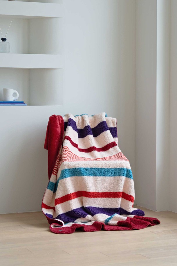 [오리고] 플리스 블랭킷 M 125*175는 부드러운 플리스 소재로 제작되어 따뜻하고 포근한 사용감을 선사합니다. 가을, 겨울철에 사용하기 적합하며, 넉넉한 125*175 사이즈로 넉넉하게 몸을 감쌀 수 있습니다. 화이트, 레드, 퍼플, 블루 등 다양한 컬러의 스트라이프 디자인으로 제작되어, 실내 어디에나 잘 어울립니다. 두꺼운 두께감으로 보온성을 높여 추운 날씨에도 따뜻함을 유지해줍니다. 일상생활에서 편안하게 사용할 수 있는 블랭킷입니다.
