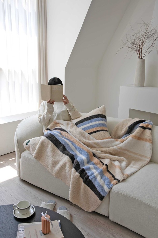 [오리고] 플리스 블랭킷 M 125*175는 부드러운 플리스 소재로 제작되어 포근한 촉감을 선사하는 실내용 담요입니다. 가을과 겨울철에 사용하기 적합하며, 두꺼운 두께감으로 뛰어난 보온성을 제공합니다. 베이지, 블루, 블랙 세 가지 색상으로 제공되며, 스트라이프 무늬가 특징입니다. M 사이즈(125*175)로 제작되어 넉넉한 사용성을 자랑하며, 베이직한 디자인으로 어떤 인테리어에도 잘 어울립니다.
