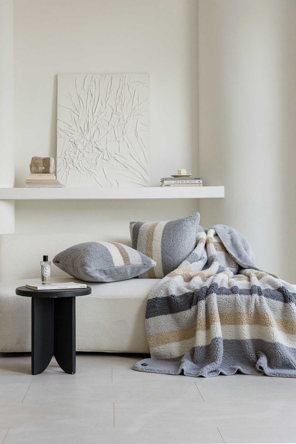 [오리고] 플리스 블랭킷 M 125*175는 부드러운 플리스 소재로 제작되어 가을, 겨울철 따뜻함을 선사하는 블랭킷입니다. 125*175 사이즈로 넉넉하게 사용 가능하며, 포근한 촉감과 뛰어난 보온성을 자랑합니다. 무지 디자인으로 어떤 인테리어에도 잘 어울리며, 그레이와 베이지 두 가지 색상으로 출시되었습니다. 일상생활에서 편안하게 사용할 수 있는 실용적인 아이템입니다.
