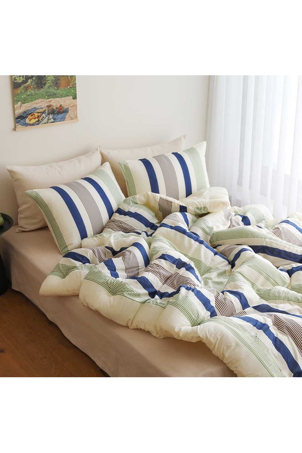 [오리고] 사계절 모달 차렵 이불 코지프레임 SS 단품은 모달과 텐셀 소재를 사용하여 부드럽고 매끄러운 촉감을 선사합니다. 자연 풍경 패턴의 디자인으로 포근한 분위기를 연출하며, 8온스 두께로 봄, 가을, 겨울 세 계절 모두 사용하기 좋습니다. 통기성과 수분 조절 기능으로 쾌적함을 유지하며, 가볍고 먼지/정전기 발생을 최소화하여 위생적인 사용이 가능합니다. 푹신한 착용감과 형태 안정성으로 편안한 잠자리를 제공하며, SS 사이즈의 차렵이불로 구성되어 있습니다.
