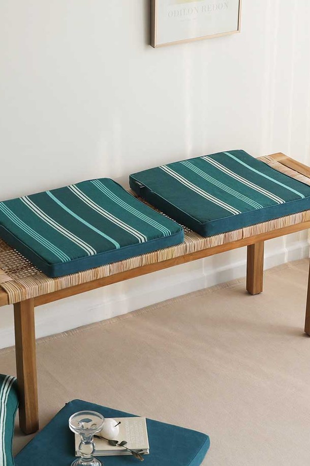 [오리고] 오가닉면 사각 방석 필더포레스트는 숲속 풍경을 모티브로 한 디자인과 나무와 이끼 패턴의 조화가 돋보이는 홈데코 방석입니다. 녹색, 민트색, 하얀색의 부드러운 색감과 스트라이프, 나뭇잎 무늬가 어우러져 포근한 분위기를 연출하며, 오가닉 코튼, GOTS 인증, 수제 직조, 친환경 염료 사용으로 제작되어 안심하고 사용할 수 있습니다. 포름알데히드, PCB/PCP, 중금속, 아조염료 불검출 테스트를 완료하여 안전성을 확보했으며, 수작업으로 하루 4-5m 생산되는 정성으로 만들어졌습니다.
