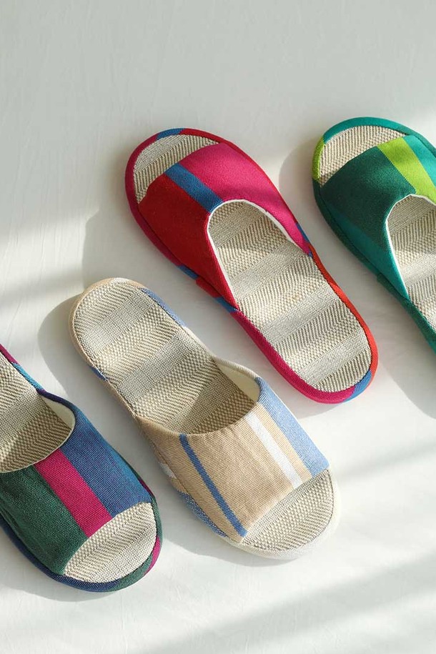 [오리고] 린넨 층간소음 쿠션 실내화는 린넨과 면, EVA 소재로 제작되어 흡습, 통기, 소음 방지 기능을 갖춘 실내화입니다. 크리스마스로즈 퍼플, 하프실 베이지, 피쉬 핑크, 선그린 4가지 다채로운 컬러와 스트라이프 패턴으로 디자인되었습니다. 층간 소음을 방지하고 쿠션감을 더해 편안한 착용감을 제공하며, 발 형태에 맞는 피팅감과 핸드메이드 패턴이 돋보입니다. 오픈형 디자인으로 간편하게 신고 벗을 수 있으며 사계절 내내 활용 가능합니다. 집, 동네, 산책 등 다양한 TPO에 미니멀, 캐주얼, 클래식 스타일로 연출하기 좋습니다.
