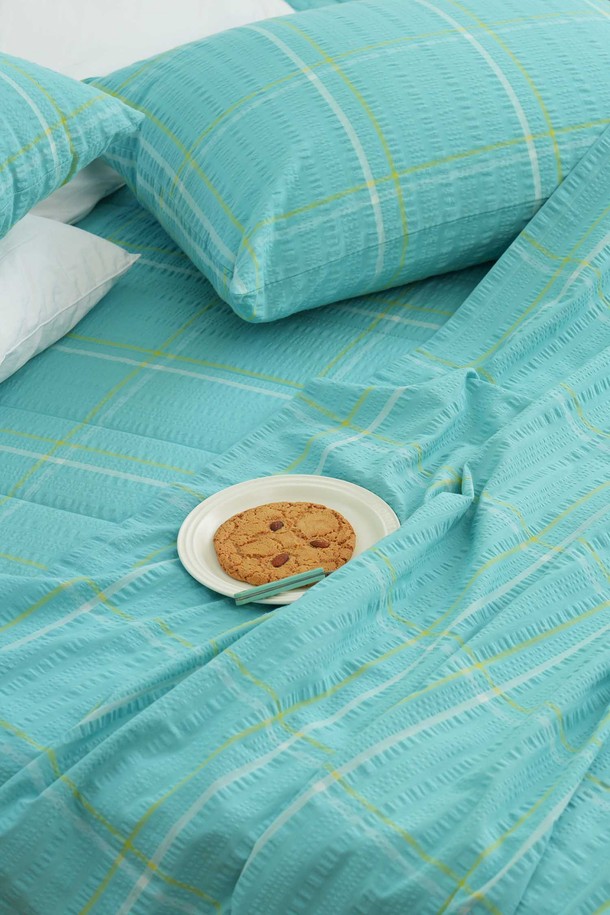 [오리고] 자연이 주는 시원함, 면 시어서커 여름 홑이불 SS 이불베개 세트는 여름철 쾌적한 잠자리를 위한 필수 아이템입니다. 통기성이 뛰어난 시어서커 면 소재와 부드러운 촉감으로 제작되어, 얇고 가벼워 시원하게 사용할 수 있습니다. 민트, 체크 등 3가지 다채로운 색상과 체크 패턴 디자인, 홑이불과 베개 구성으로 실용성을 더했습니다.
