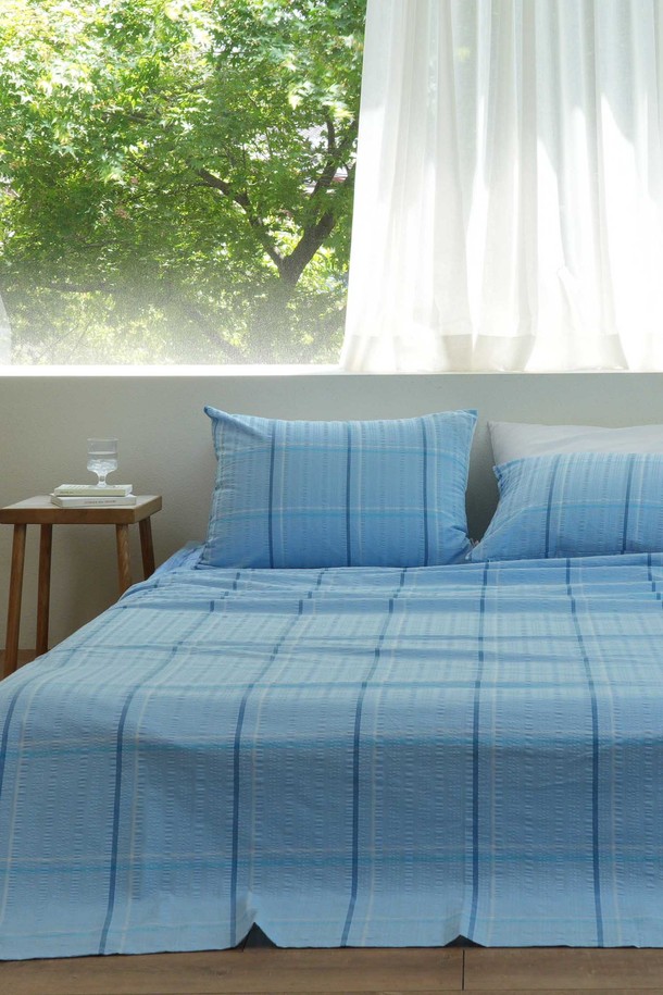 [오리고] 자연이 주는 시원함, 면 시어서커 여름 홑이불은 얇고 가벼운 면 시어서커 소재로 제작되어 통기성이 뛰어나고 시원한 착용감을 선사합니다. 여름철 쾌적한 잠자리를 위한 필수 아이템으로, 블루와 화이트 3가지 컬러 옵션으로 제공되어 취향에 맞게 선택할 수 있습니다. Q 사이즈의 홑이불 단품으로, 체크 패턴 디자인이 시원하고 산뜻한 느낌을 더합니다.
