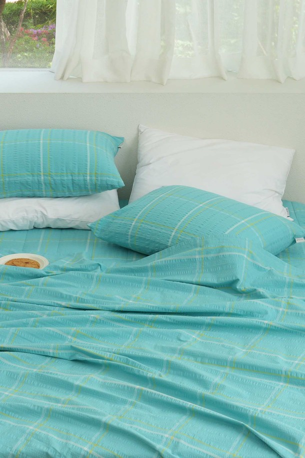 [오리고] 자연이 주는 시원함, 면 시어서커 여름 홑이불은 얇고 통기성이 뛰어난 면 소재로 제작되어 여름철에도 쾌적한 잠자리를 제공합니다. 시어서커 특유의 올록볼록한 표면은 피부에 달라붙지 않아 땀이 많은 날에도 산뜻한 사용감을 선사하며, 민트, 화이트, 그레이 3가지 시원한 컬러로 출시되어 침실 분위기를 더욱 아늑하게 연출합니다. Oekotex Standard 100 인증을 받은 안전한 제품으로 Q 사이즈 이불 단품으로 만나보세요.
