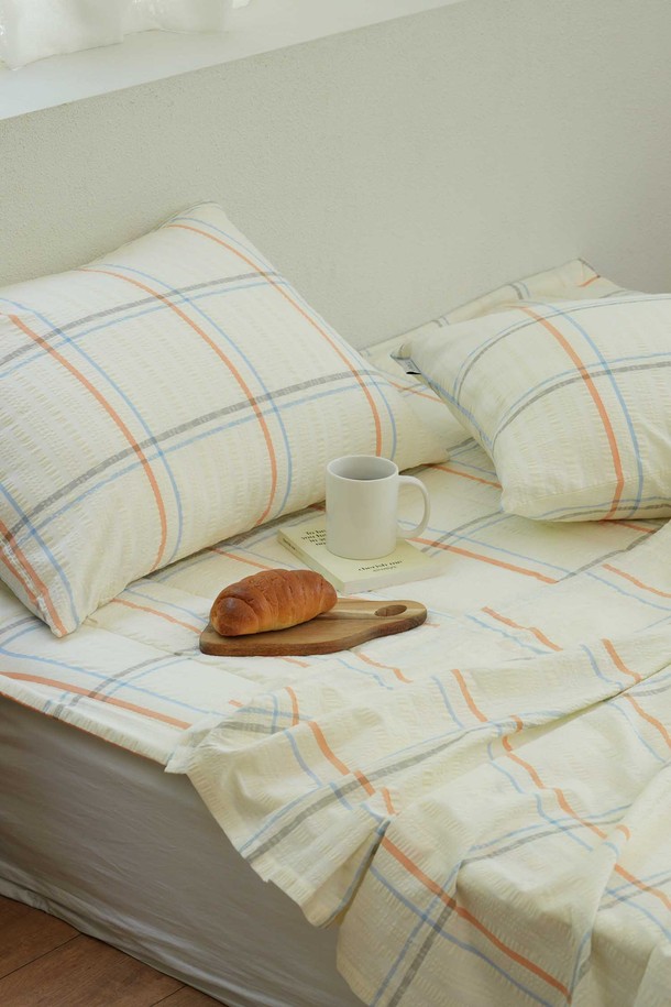 [오리고] 자연이 주는 시원함, 면 시어서커 여름 홑이불 SS 이불단품은 민트, 아이보리, 블루 3가지 색상으로 출시되어 시원한 여름 침실을 연출합니다. 면과 폴리에스테르 혼방의 시어서커 원단은 입체적인 구조로 제작되어 피부에 달라붙지 않아 쾌적하며, 뛰어난 통기성과 냉감 기능으로 시원함을 선사합니다. 가볍고 얇은 두께로 제작되어 여름철 쾌적한 수면 환경을 제공하며, 쿨패드 바인딩 처리로 마감하여 완성도를 높였습니다.
