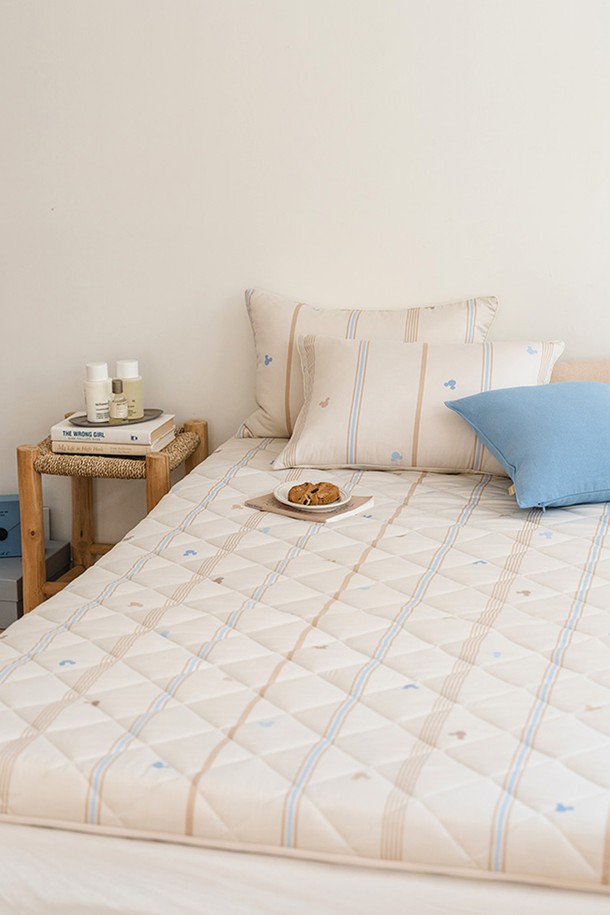 오리고 디즈니 미키 토퍼 매트리스는 8cm 두께로 제작되었으며, 아이들의 편안한 잠자리를 위한 부드러운 촉감을 자랑합니다. "리시안셔스 핑크"와 "하프실크 베이지" 두 가지 색상으로 제공되며, 귀여운 디즈니 미키 마우스 패턴 퀼팅 디자인이 특징입니다. 모달 코튼, 폴리우레탄, 폴리에스터 등 꼼꼼하게 엄선된 소재로 제작되어 방수, 항균, 통기성, 수분 차단 기능으로 위생적인 사용이 가능합니다. 지퍼 타입 분리형 커버와 완전 방수 이너커버, 먼지진드기 방지 기능, 라돈 테스트 완료 및 어린이 척추 발달 안전 설계로 안심하고 사용할 수 있습니다.
