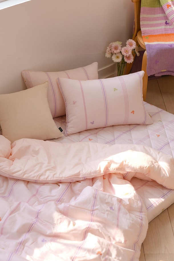 오리고 디즈니 미키 토퍼 매트리스 SS 2 color는 8cm 두께로 제작된 토퍼 매트리스입니다. 면모달, 폴리에스터, 폴리우레탄 소재를 사용하여 부드러운 쿠션감을 제공하며, 열가소성 폴리우레탄 방수 코팅으로 물로부터 보호합니다. 디즈니 미키 정품 디자인과 캐릭터 패턴으로 귀여움을 더했으며, 지퍼형 분리 커버와 솜누빔 킬팅 커버로 실용성을 높였습니다. 한국의류시험연구원 라돈 검사를 완료하여 안전성을 확보했으며, 라돈 수치는 17.5 베크렐/세제곱미터입니다. SS(110 x 200 x 8 cm) 사이즈로 수면 및 낮잠 용도로 적합하며, 리시안서스핑크, 하프실크베이지 두 가지 색상 중 선택 가능합니다.