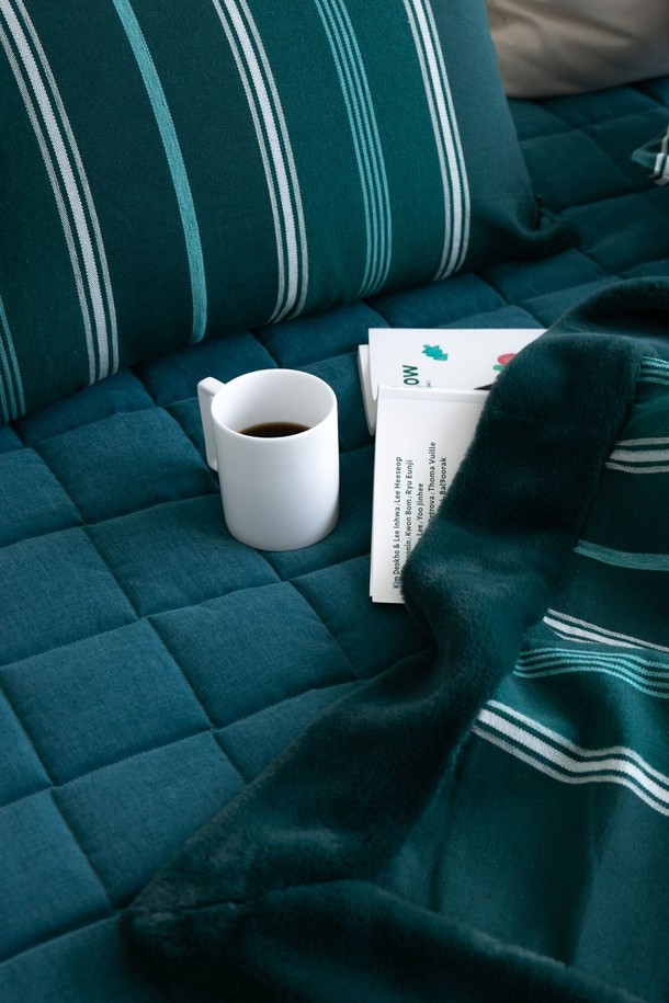 [오리고] 벨보아 블랭킷 오가닉코튼 L 필더포레스트는 포레스트 그린, 민트, 화이트 색상으로 제공되는 부드러운 블랭킷입니다. GOTS 인증 오가닉 코튼과 13mm 프리미엄 벨보아 원단을 사용하여 뛰어난 촉감과 보온성을 자랑하며, 침구용 또는 소파용으로 활용하기 좋습니다. 가을, 겨울철에 적합하며, 두꺼운 두께감으로 방한 능력이 우수합니다. 스트라이프 패턴과 내추럴한 스타일로 디자인되어 섬유 탈락을 최소화하여 쾌적하게 사용할 수 있습니다.
