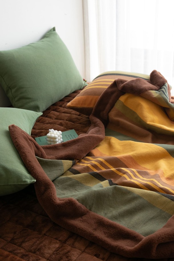 [오리고] 벨보아 블랭킷 오가닉코튼 L 유로피안로빈은 부드러운 촉감과 포근한 보온성을 자랑하는 블랭킷입니다. 앞면은 100% 오가닉코튼으로 수작업 직조하여 섬세하고, 뒷면은 13mm 프리미엄 벨보아 극세사로 제작되어 뛰어난 포근함을 선사합니다. L 사이즈로 넉넉하게 사용할 수 있으며, 멀티컬러, 오렌지, 브라운, 옐로우, 그린 등 다채로운 색상으로 구성되어 있습니다. GOTS 및 Oeko-tex Standard 100 인증을 받아 안심하고 사용할 수 있으며 13mm 파일 두께, 사각 접이식 마감, 자연스러운 색상 변화, 낮은 보풀 발생 등의 특징을 갖고 있습니다. 사계절 내내 쾌적하게 사용할 수 있는 데일리 블랭킷입니다.
