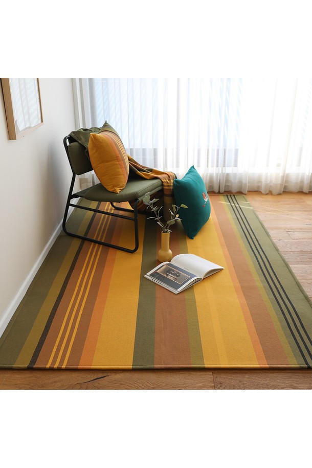 [오리고] 카페트 오가닉코튼 유로피안로빈 L (160x230cm)는 부드러운 촉감의 오가닉 코튼 소재로 제작된 카페트입니다. 4중 레이어 구조와 PE 논슬립 도트 처리로 안정적인 사용이 가능하며, 핸드우븐 방식으로 섬세하게 제작되었습니다. 빈티지하고 내추럴한 스타일의 유러피안 로빈 새 모티브 프린트가 돋보이며, 오렌지, 브라운, 옐로우, 그린 등 다채로운 컬러 옵션을 제공합니다. 두꺼운 두께감으로 포근함을 더하며, 거실, 침실, 다이닝룸, 주방 등 다양한 공간에서 사계절 내내 활용하기 좋습니다. 롤 헴밍 마감으로 깔끔함을 더했습니다.
