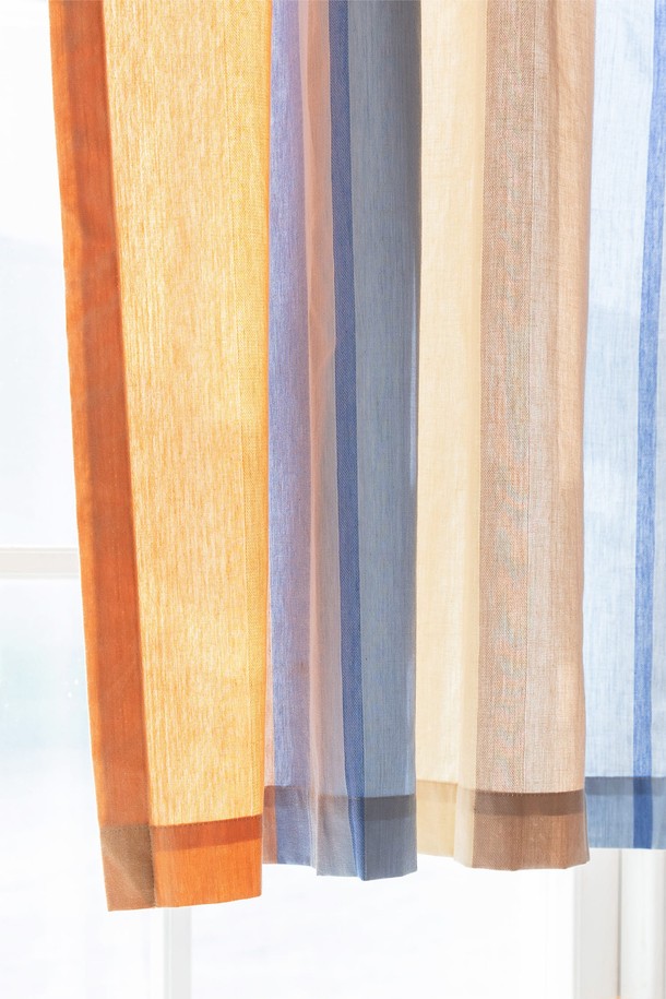 작은 창문에 산뜻함을 더하는 "작은창커튼 20수 썬키스드워터"입니다. 20수 면 원단을 사용하여 부드러운 촉감을 선사하며, 은은하게 햇빛을 가려 자외선 차단 효과를 제공합니다. 오렌지와 블루, 두 가지 투톤 컬러 조합으로 어떤 공간에도 모던한 분위기를 연출합니다. 작은 창문 전용으로 제작되어 좁은 공간에도 부담 없이 설치할 수 있습니다. 실내 장식을 위한 포인트 아이템으로, 공간에 활력을 불어넣어 보세요.
