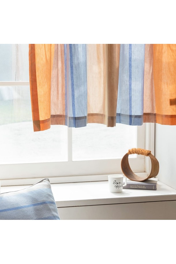 작은 창문에 산뜻함을 더해줄 "작은창커튼 20수 썬키스드워터"입니다. 부드러운 면 소재로 제작되어 은은한 촉감을 선사하며, 얇은 두께로 답답함 없이 햇빛을 부드럽게 걸러줍니다. 오렌지와 블루 컬러의 투톤 디자인으로, 공간에 활력을 더하고 미니멀하면서도 베이직한 분위기를 연출합니다. 20수 원단을 사용하여 튼튼하며, 자외선 차단 기능으로 실내를 보호합니다. 작은 창문용으로 디자인되어 아늑하고 편안한 공간을 만들어 보세요.
