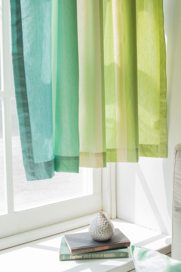 "작은창커튼 20수 선샤인리브즈"는 얇은 두께감의 작은 창문용 커튼입니다. 면 소재의 20수 원단을 사용하여 부드러운 질감을 선사하며, 햇빛을 은은하게 조절해 줍니다. 민트, 그린, 핑크 등 산뜻한 멀티컬러 디자인으로 다양한 인테리어에 잘 어울립니다. 무지 패턴으로 깔끔하고 모던한 분위기를 연출하며, 일상 공간에 편안함을 더합니다. 창문에 간편하게 설치하여 공간의 분위기를 변화시켜 보세요.
