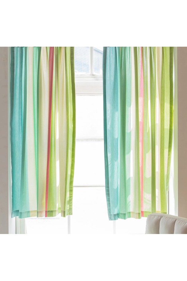 "작은창커튼 20수 선샤인리브즈"는 부드러운 면 소재로 제작되어 은은한 촉감을 선사합니다. 민트, 그린, 핑크 등 다채로운 색상의 조화가 돋보이는 디자인으로, 얇은 두께감으로 답답함 없이 공간에 포근함을 더합니다. 모던하고 베이직한 스타일로, 일상적인 공간에 자연스럽게 어울리며 창문 커튼으로 활용하기 좋습니다. 20수 원단을 사용하여 내구성을 높였습니다.
