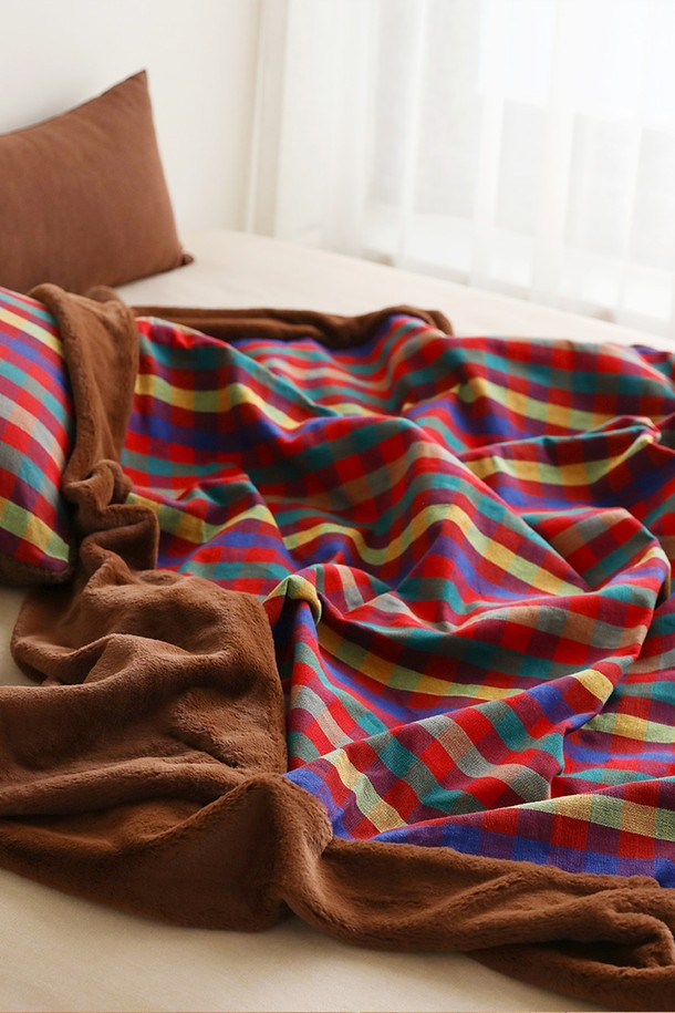 벨보아 수제면 블랭킷 L 초코레드는 부드러운 촉감과 따뜻함을 선사하는 두꺼운 두께의 블랭킷입니다. 초코, 레드, 멀티 색상으로 구성되어 있으며, 클래식한 체크 패턴 디자인으로 제작되었습니다. 넉넉한 L 사이즈로 제작되어 일상생활에서 넉넉하게 사용하실 수 있습니다. 벨보아 원단을 사용하여 포근함을 더했으며, 숙련된 장인의 손길로 제작된 수제 블랭킷입니다. 보온 기능으로 쌀쌀한 날씨에도 따뜻하게 몸을 감쌀 수 있습니다.
