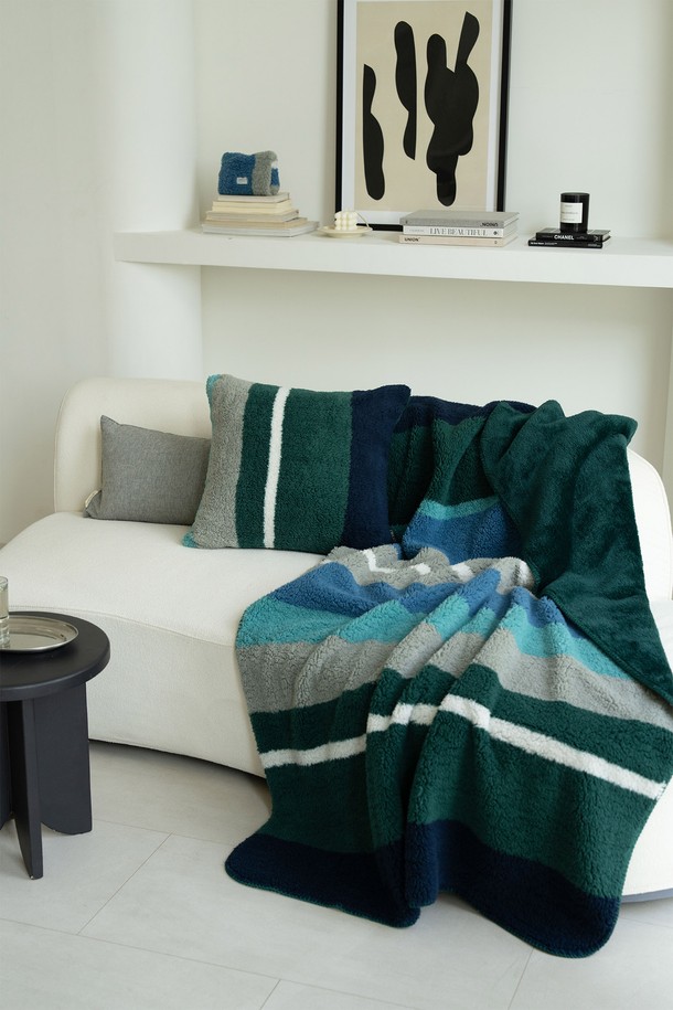 [오리고] 플리스 블랭킷 M 125*175는 부드러운 플리스 소재로 제작되어 포근한 보온성을 제공하는 블랭킷입니다. 그린, 블루, 그레이, 화이트 4가지 색상으로 출시되어 취향에 맞게 선택할 수 있으며, 스트라이프 무늬로 포인트를 주었습니다. 두꺼운 두께감으로 가을, 겨울철 따뜻하게 사용할 수 있으며, 125*175 사이즈로 넉넉하게 사용하기 좋습니다. 일상생활에서 편안하게 사용할 수 있는 베이직 스타일의 블랭킷입니다.
