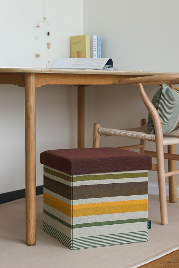 [오리고] 접이식 수납스툴 리멤버어스는 유기농 면 소재와 핸드우븐 텍스타일의 어스톤 패턴이 돋보이는 접이식 수납 스툴입니다. 올리브, 브라운, 옐로우, 그린, 화이트 5가지 색상으로 제공되며, 고밀도 스펀지 쿠션으로 편안함을 더했습니다. 38cm x 38cm x 38cm 크기로 보조 의자, 수납함, 사이드 테이블, 발받침 등 다용도로 활용 가능합니다. 접었을 때는 약 6cm 높이로, 대용량 수납공간을 제공하며, 선물용 패키지로도 구성되어 있습니다. 내부에 MDF 목재 프레임이 있어 튼튼하며, GOTS 인증 소재를 사용하여 안심하고 사용할 수 있습니다.
