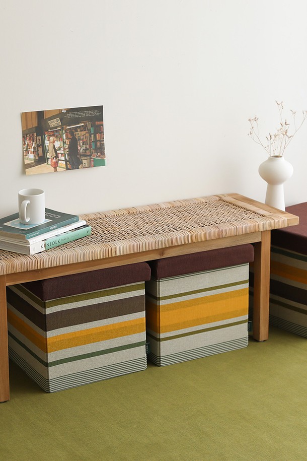 [오리고] 접이식 수납스툴 리멤버어스입니다. 면, 부직포, MDF, 스펀지 소재로 제작되었으며, 지구의 색감을 모티브로 한 프린트 패턴이 특징입니다. 접이식 구조로 사용하지 않을 때는 컴팩트하게 보관할 수 있으며, 전용 패키지로 포장되어 있어 선물용으로도 좋습니다. 올리브, 갈색, 노란색, 녹색, 흰색 등 다양한 색상으로 제공되며, 보조 의자, 화장대 의자, 발 받침, 사이드 테이블, 수납함 등 다용도로 활용 가능합니다. 수제 직조 텍스처와 올리브색과 흰색의 은은한 컬러감이 돋보입니다.
