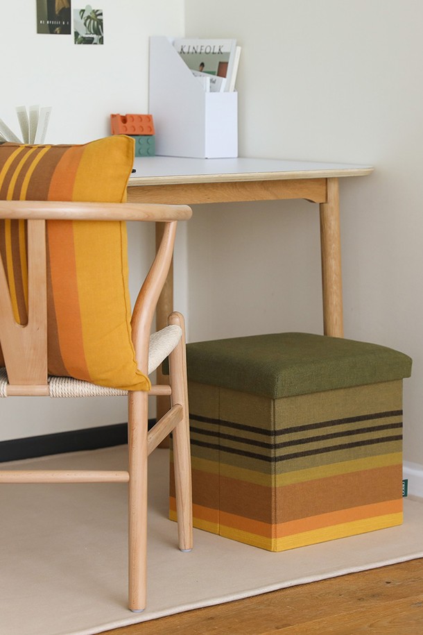 [오리고] 접이식 수납스툴 유로피안 로빈은 수제 직조 방식으로 제작된 유기농 면 소재의 수납스툴입니다. 넉넉한 수납공간과 접이식 기능을 갖춰 보조 의자, 발 받침, 사이드 테이블 등 다용도로 활용 가능합니다. 유로피안 로빈과 노르딕 신화 패턴으로 디자인되어 있으며, 부드러운 수제 질감과 '패턴 A', '패턴 B', '패턴 C'의 세 가지 컬러 옵션을 제공합니다. 접었을 때는 6cm 높이로, 콤팩트하게 보관할 수 있으며 선물 포장으로도 제공됩니다. 내구성 있는 MDF, 스펀지, 그리고 부직포를 사용하여 튼튼하게 제작되었습니다.
