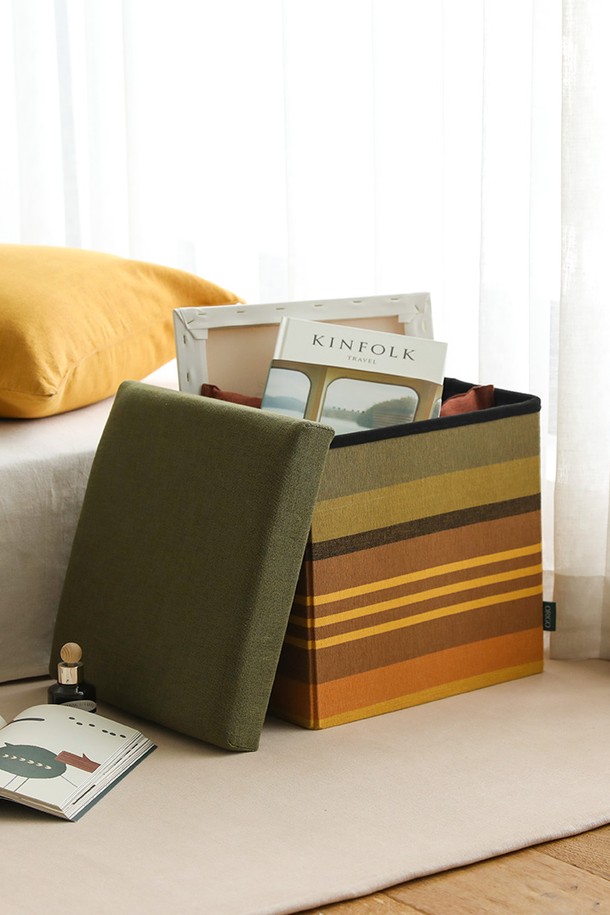 [오리고] 접이식 수납 스툴 유로피안 로빈은 오가닉 코튼, 부직포, MDF, 스폰지 등 4가지 주요 소재로 제작된 수납 스툴입니다. 유로피안 로빈 패턴의 평직 디자인으로, 주황색, 갈색, 노랑, 초록 등 4가지 다채로운 컬러 옵션을 제공합니다. 접이식 디자인으로 사용하지 않을 때는 컴팩트하게 보관할 수 있으며, 넓은 수납공간과 고밀도 스폰지 방석으로 실용성을 더했습니다. 보조 의자, 수납함, 발받침, 사이드 테이블 등 다양한 용도로 활용 가능하며, GOTS 인증 원단과 수제 직조로 품질을 높였습니다.
