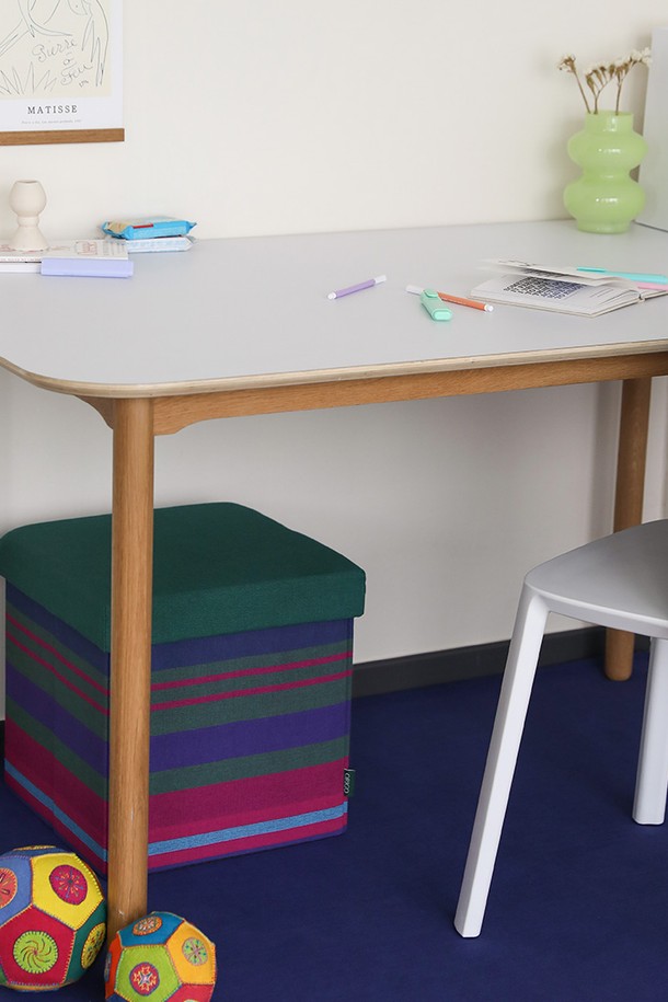 [오리고] 접이식 수납스툴 크리스마스로즈는 모던한 스타일의 접이식 스툴입니다. 그린, 블루, 퍼플, 핑크 4가지 컬러로 출시되어 다양한 공간에 포인트를 줄 수 있습니다. 패브릭 소재에 컬러풀한 스트라이프 패턴을 적용하여 산뜻한 느낌을 줍니다. 접이식 구조로 사용하지 않을 때는 간편하게 접어 보관할 수 있으며, 수납공간이 내장되어 실용성을 더했습니다. 일상생활에서 다용도로 활용 가능한 실용적인 스툴입니다.
