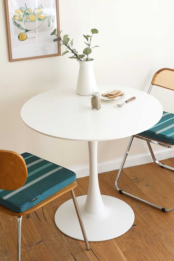 [오리고] 오가닉면 사각 방석 필더포레스트는 숲속 풍경을 모티브로 한 디자인과 나무와 이끼 패턴의 조화가 돋보이는 홈데코 방석입니다. 녹색, 민트색, 하얀색의 부드러운 색감과 스트라이프, 나뭇잎 무늬가 어우러져 포근한 분위기를 연출하며, 오가닉 코튼, GOTS 인증, 수제 직조, 친환경 염료 사용으로 제작되어 안심하고 사용할 수 있습니다. 포름알데히드, PCB/PCP, 중금속, 아조염료 불검출 테스트를 완료하여 안전성을 확보했으며, 수작업으로 하루 4-5m 생산되는 정성으로 만들어졌습니다.
