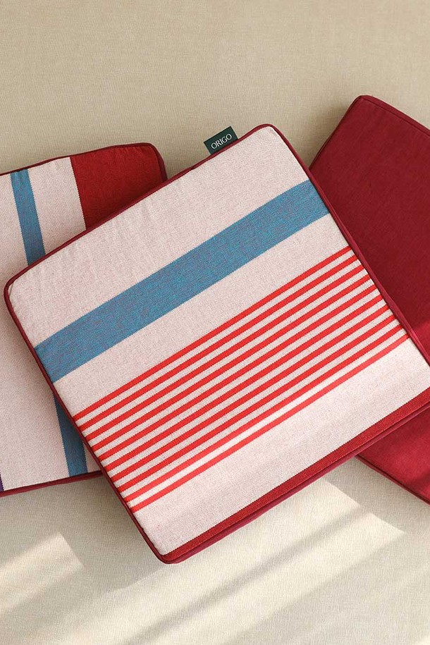 [오리고] 오가닉면 사각 방석 샌디글로우 2종은 부드러운 오가닉 코튼과 고밀도 스펀지로 제작되어 뛰어난 쿠션감과 형태 유지, 복원력을 자랑합니다. 바닷가 낙조를 연상시키는 샌디글로우 색상의 스트라이프 패턴 디자인으로, 사무실, 차량, 학교, 독서실 등 다양한 공간에서 활용 가능합니다. 커버 분리형으로 세탁이 용이하며, 꺼짐 현상이 적어 오랫동안 쾌적하게 사용할 수 있습니다.
