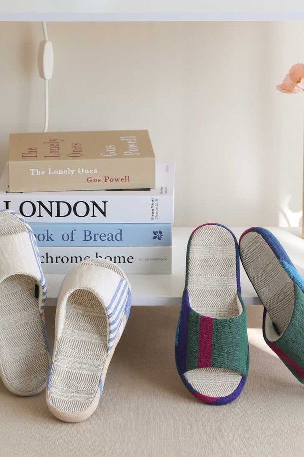 [오리고] 린넨 층간소음 쿠션 실내화는 린넨 소재로 제작되어 흡습성과 통기성이 뛰어나 쾌적한 착용감을 제공합니다. 오픈토 디자인으로 편안함을 더하며, 층간소음을 방지하는 쿠션감으로 실내에서도 안심하고 사용할 수 있습니다. 집콕룩, 동네 마실룩, 리조트룩 등 다양한 TPO에 어울리는 미니멀, 캐주얼 스타일의 실내화입니다. 그린, 라임 두 가지 컬러와 2가지 사이즈로 제공됩니다. 사계절 내내 활용 가능한 실용적인 아이템입니다.
