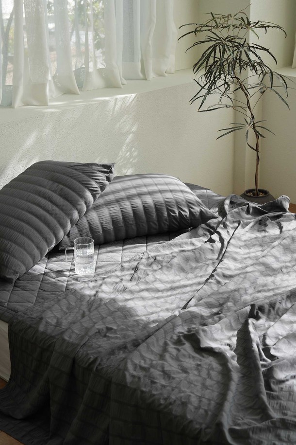 [오리고] 샤르르 시어서커 여름 홑이불은 SS(싱글 사이즈)와 Q(퀸 사이즈)로 만나볼 수 있는 5가지 다채로운 컬러의 여름 홑이불 단품입니다. 시어서커 특유의 입체적인 조직감과 보송보송한 촉감으로 피부에 달라붙지 않아 쾌적한 여름밤을 선사합니다. 폴리에스터 소재로 제작되어 구김이 적고, 통기성과 속건성이 뛰어나며, 얇은 두께로 제작되어 캠핑이나 피크닉 등 다양한 용도로 활용 가능합니다. SS사이즈는 이불 1장, 베개커버 1장, 패드(선택)로, Q사이즈는 이불 1장, 베개커버 2장, 패드(선택)로 구성되어 있습니다. 사계절 사용이 가능하며, 베이지, 그린, 차콜 그레이, 화이트, 라벤더 퍼플의 세련된 컬러 옵션을 제공합니다.
