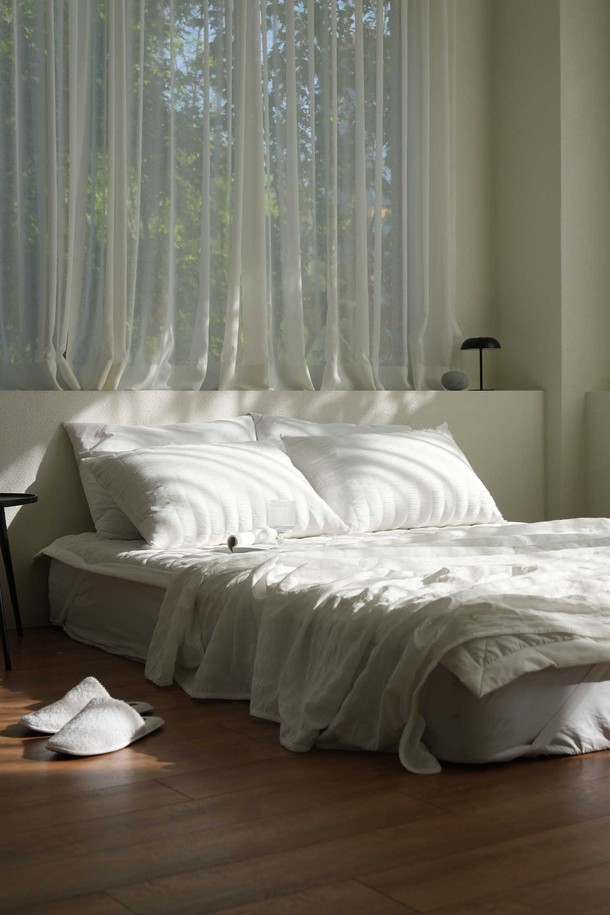 [오리고] 샤르르 시어서커 여름 홑이불은 시원한 여름을 위한 필수 아이템입니다. 얇고 통기성이 뛰어난 폴리에스터 소재의 이불로, 입체감 있는 시어서커 패턴이 특징입니다. 피부에 달라붙지 않아 쾌적한 사용감을 선사하며, 베이지, 그린, 차콜 그레이, 화이트, 라벤더 퍼플의 5가지 다채로운 컬러로 구성되어 있습니다. SS 사이즈의 이불 단품으로, 침실에 시원함과 스타일을 더해줍니다. 여름철 침실에서의 편안한 휴식을 경험해 보세요.
