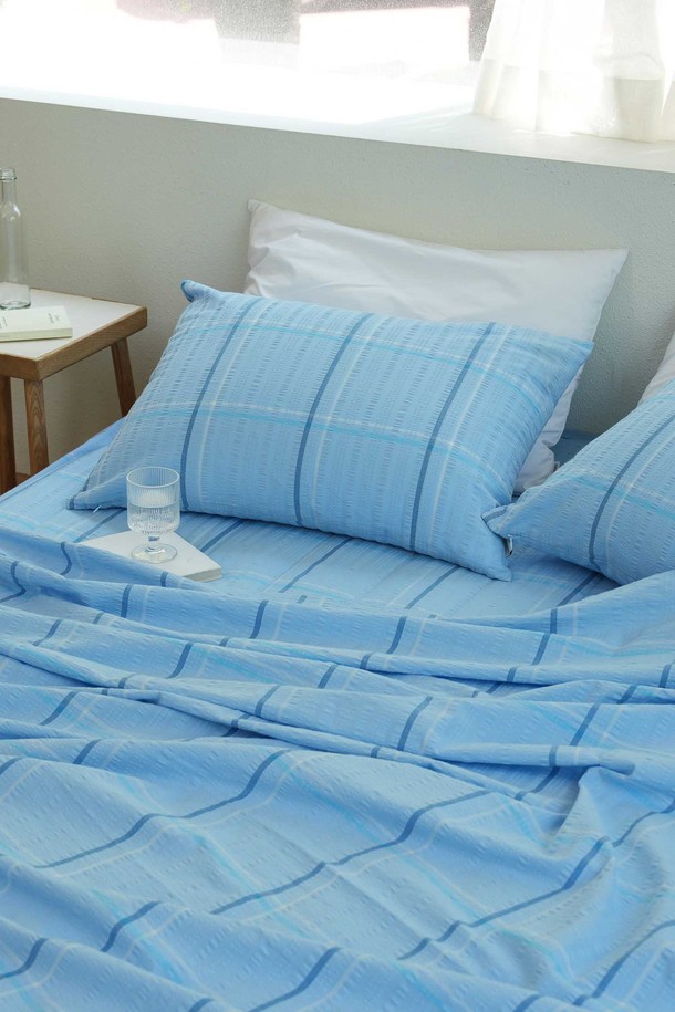 [오리고] 자연이 주는 시원함, 면 시어서커 여름 홑이불 - SS 이불베개 세트는 자연 냉감 소재의 면 100%로 제작되어 부드러운 촉감과 뛰어난 흡습 기능으로 쾌적한 여름 침실 환경을 제공합니다. 수제 직조 원단과 안전한 염료 사용을 통해 제작되었으며, 포름알데히드, 중금속, 농약, 아조염료 걱정 없이 안심하고 사용할 수 있습니다. 블루 컬러의 체크 및 시어서커 패턴 디자인으로 시원하고 산뜻한 침실 분위기를 연출합니다.
