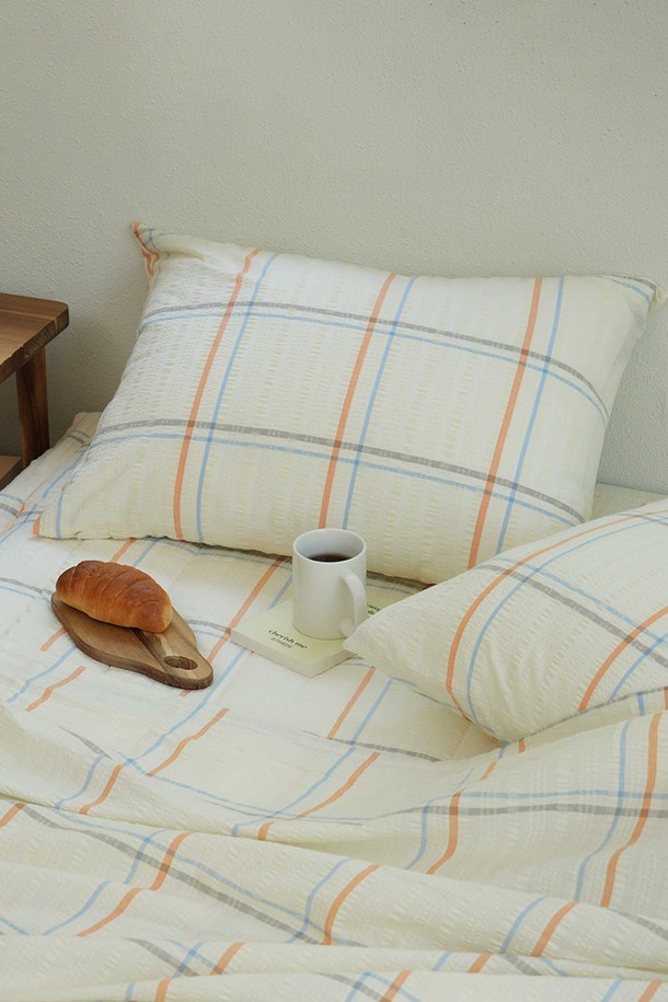 시원한 면 시어서커 소재로 제작된 [오리고] 여름 홑이불 SS 이불&베개 세트입니다. 통기성이 우수하여 여름철에도 쾌적하게 사용할 수 있으며, 부드러운 촉감과 체크 패턴 디자인이 특징입니다. 화이트, 체크 등 3가지 컬러로 출시되어 취향에 맞게 선택 가능합니다.
